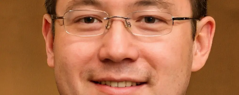 Homem sorrindo com laptop